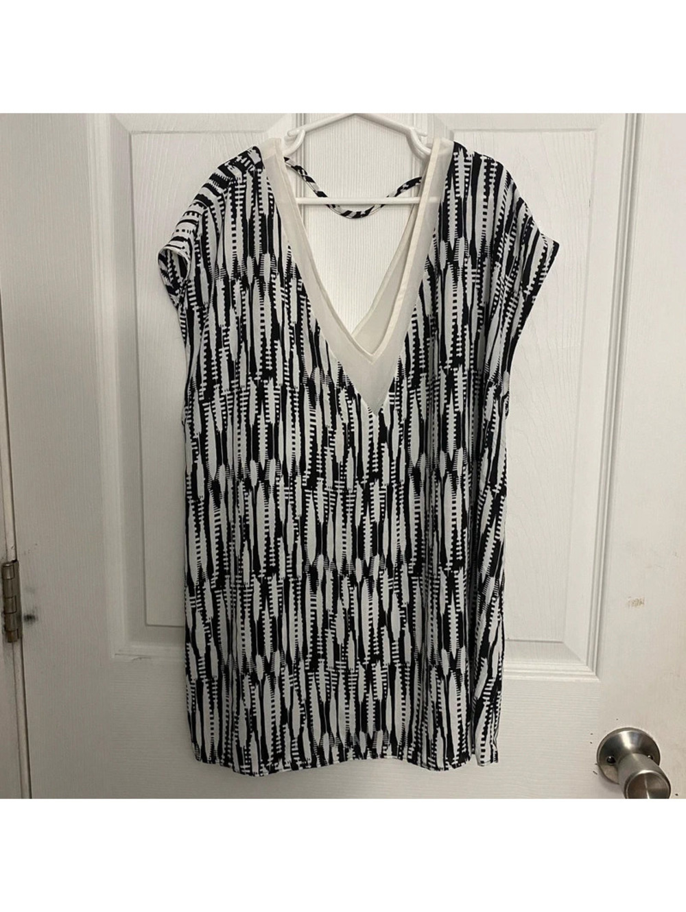 Express Black White V Neck Tunic Top M